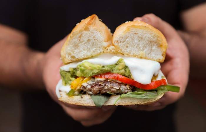 Hamburqueta: las nuevas hamburguesas y completos en marraqueta del barrio Franklin