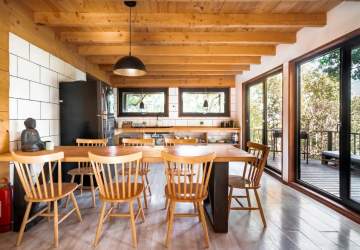 En medio de un bosque nativo, con vistas al valle y autosustentable: una casa soñada en el Cajón del Maipo para arrendar en Airbnb