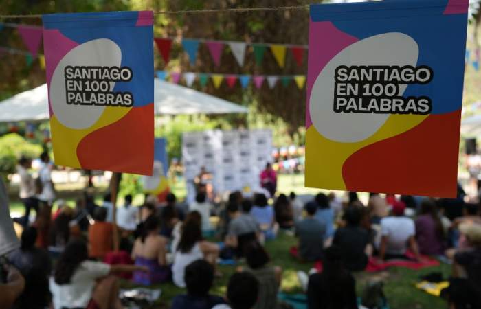Santiago en 100 palabras se toma el Centro Cultural La Moneda con feria, talleres y música en vivo