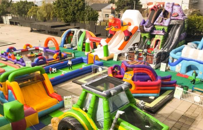 Space Jump: el parque de juegos inflables gigantes que aterrizó en Mallplaza Sur