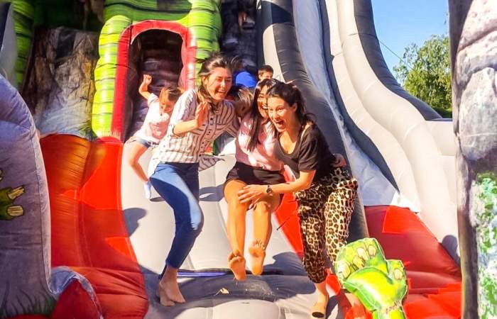 Para saltar una y otra vez: los parques de juegos inflables que hay este invierno en Santiago