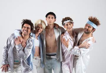 Las boy bands vuelven a sonar en Tell my why, la nueva comedia de Los Contadores Auditores