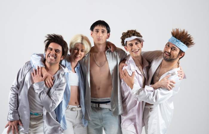 Las boy bands vuelven a sonar en Tell my why, la nueva comedia de Los Contadores Auditores