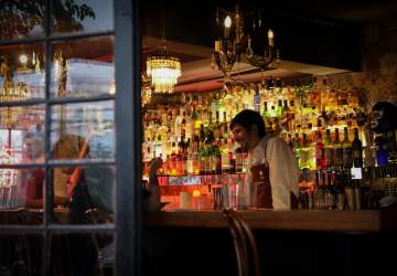 Bar La Providencia: el glamour y lujuria golosa de un bar imperdible de Santiago