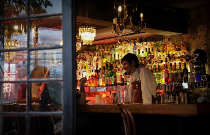 Bar La Providencia: el glamour y lujuria golosa de un bar imperdible de Santiago