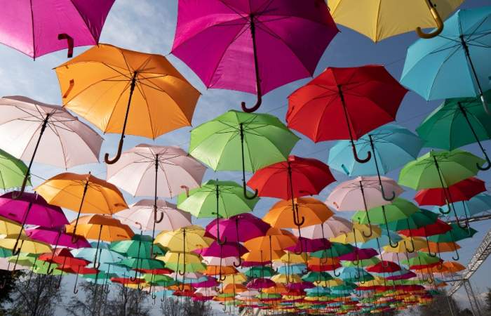Un colorido cielo con más de 700 paraguas flotantes sorprende en Santiago