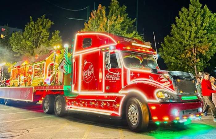 Caravana Navideña Coca Cola 2023 se despide en el centro de Santiago: revisa su recorrido