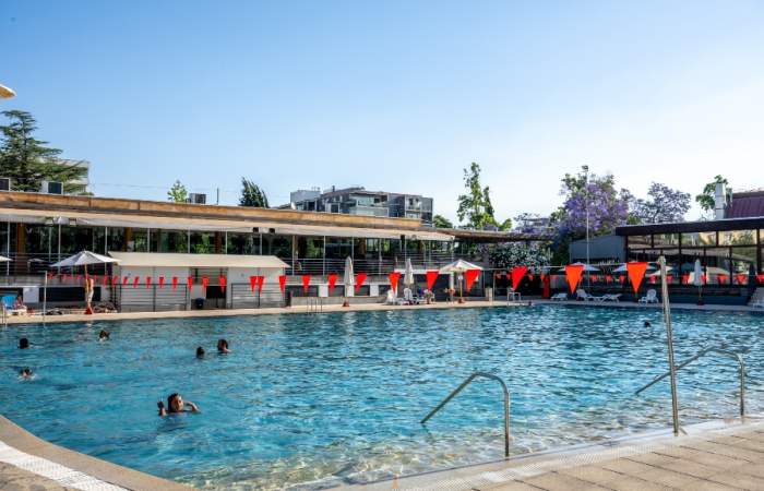 11 refrescantes piscinas en Santiago perfectas para capear el calor