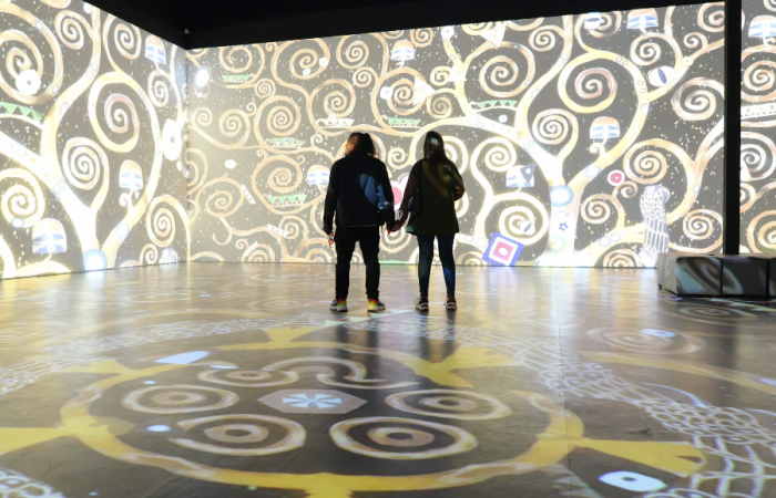 Klim y el Art Nouveau: así es la nueva exposición inmersiva de Fixiona