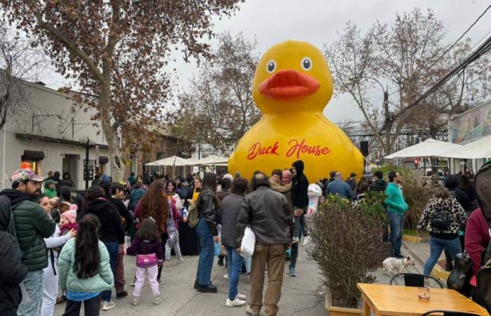 El pato de goma gigante vuelve a barrio Italia este fin de semana largo