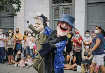 El teatro es un sueño: el festivo espectáculo callejero de Teatro a Mil que podrás ver gratis en el centro de Santiago
