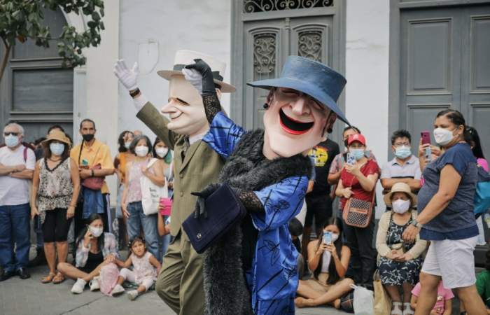 El teatro es un sueño: el festivo espectáculo callejero de Teatro a Mil que podrás ver gratis en el centro de Santiago