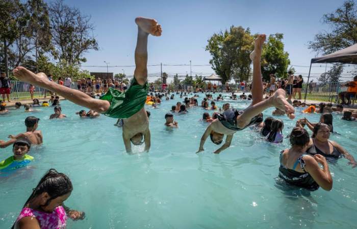 10 refrescantes piscinas en Santiago perfectas para capear el calor