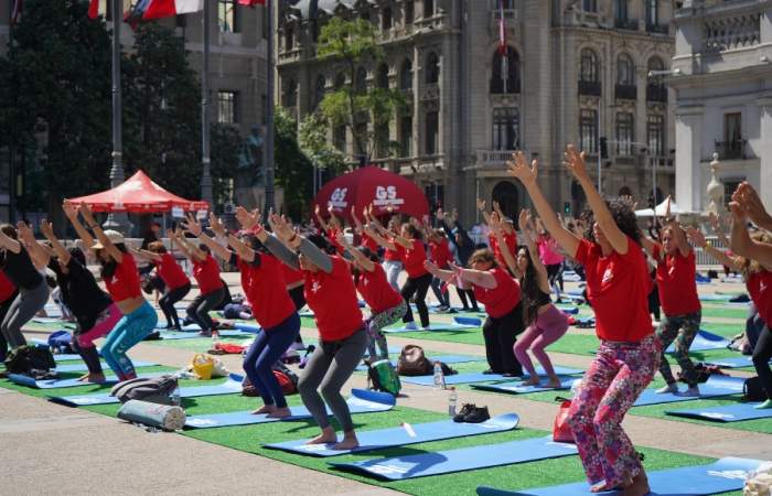 Un festival de yoga con clases gratis aterriza en Estación Mapocho