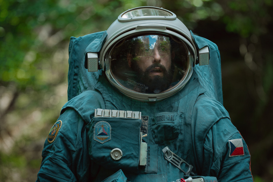 El astronauta: la cinta de Netflix con Adam Sandler como un viajero espacial de inusual compañía