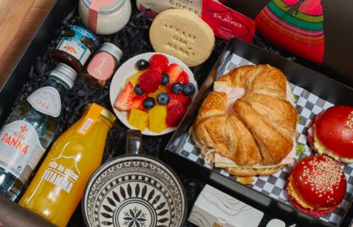 Los desayunos a domicilio más tentadores para regalar en el Día de la Madre 2024