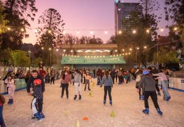 La pista de patinaje en hielo del Parque Bustamante vuelve con un mágico evento nocturno y gratis
