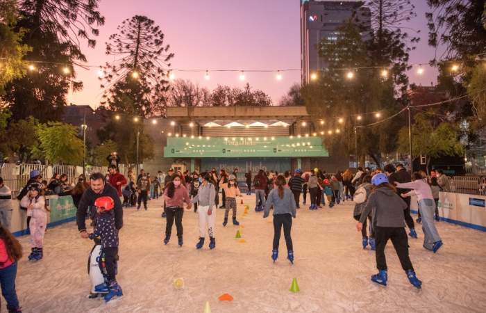 La pista de patinaje en hielo del Parque Bustamante vuelve con un mágico evento nocturno y gratis