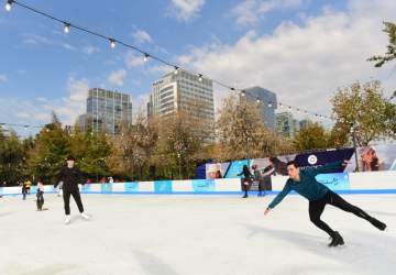 La pista de patinaje en hielo del Parque Araucano ya abrió como un entretenido panorama invernal