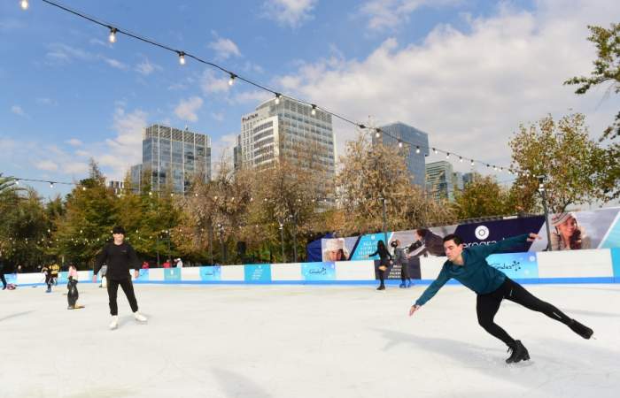 La pista de patinaje en hielo del Parque Araucano ya abrió como un entretenido panorama invernal