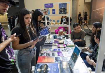 Mes de la Fotografía 2024 arranca con la feria StgoFoto en Centro Cultural La Moneda