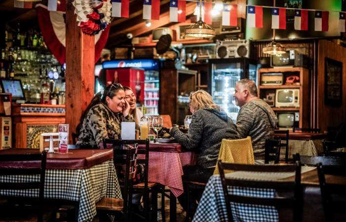 Las picadas en Santiago donde reinan el folclor y los sabores chilenos