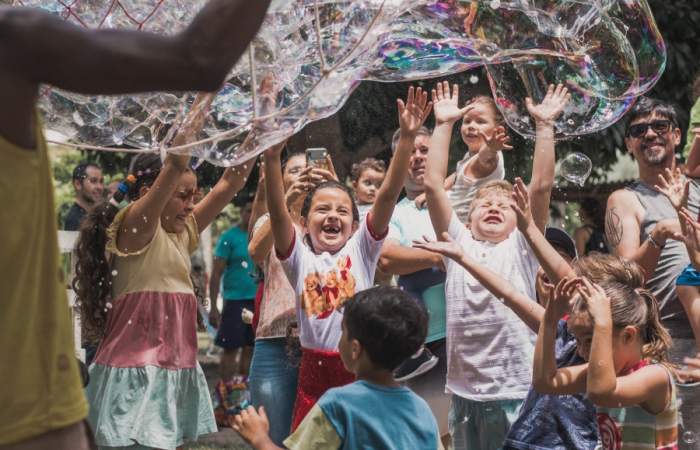 Un festival de burbujas gigantes sorprenderá en Ñuñoa este fin de semana