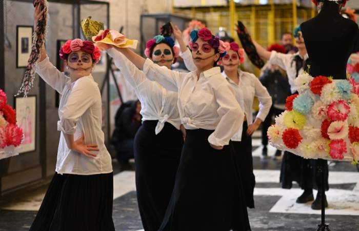 Una fiesta de Día de Muertos gratuita con música, cervezas y tradiciones se tomará el persa este fin de semana extra largo